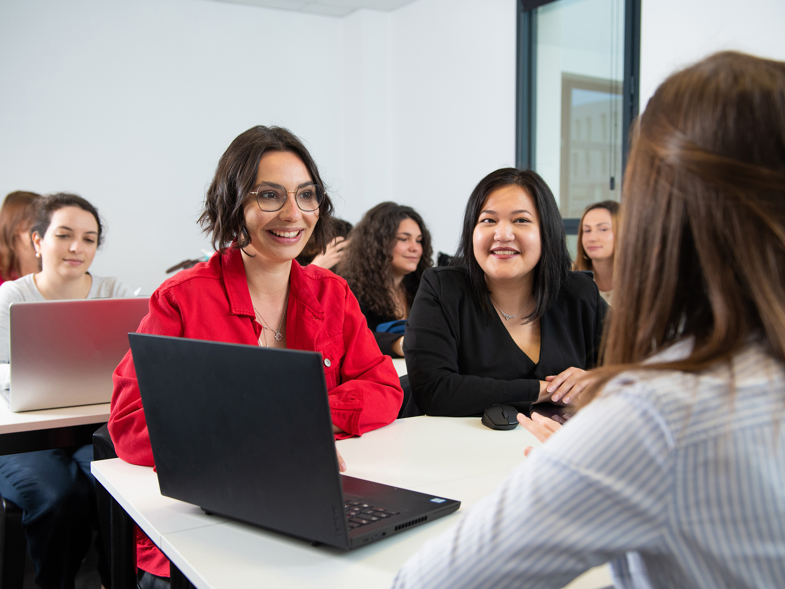 groupe femmes discussion sourires photo école commerce nantes copie