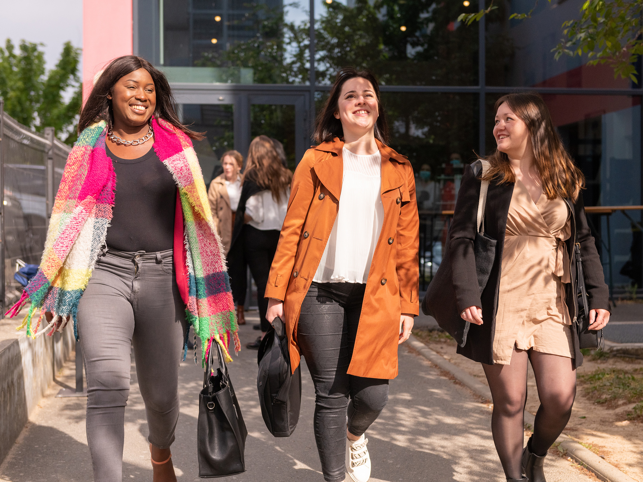 femmes extérieur écharpes sourires photo école commerce nantes copie