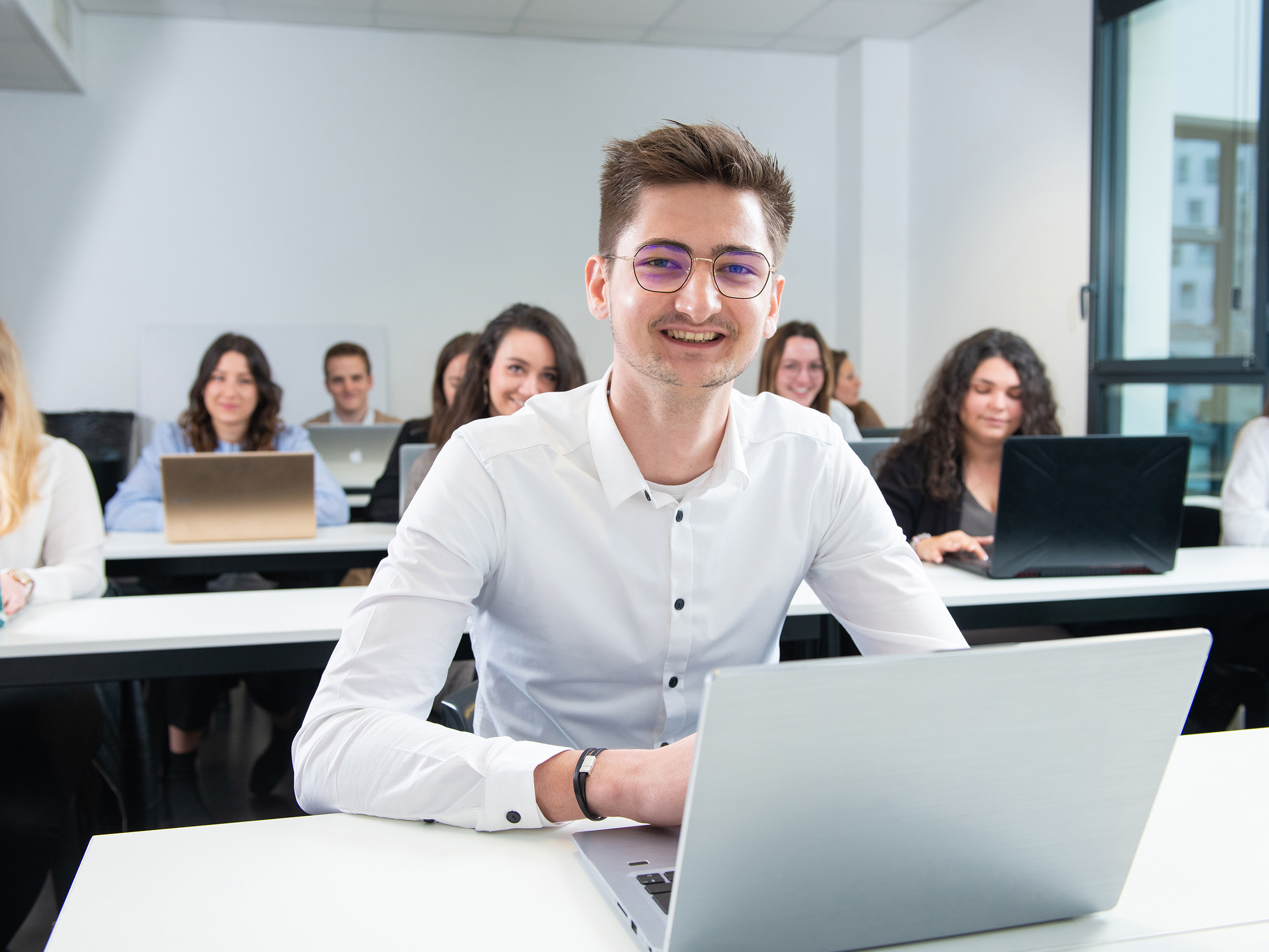 homme lunette photo école commerce nantes