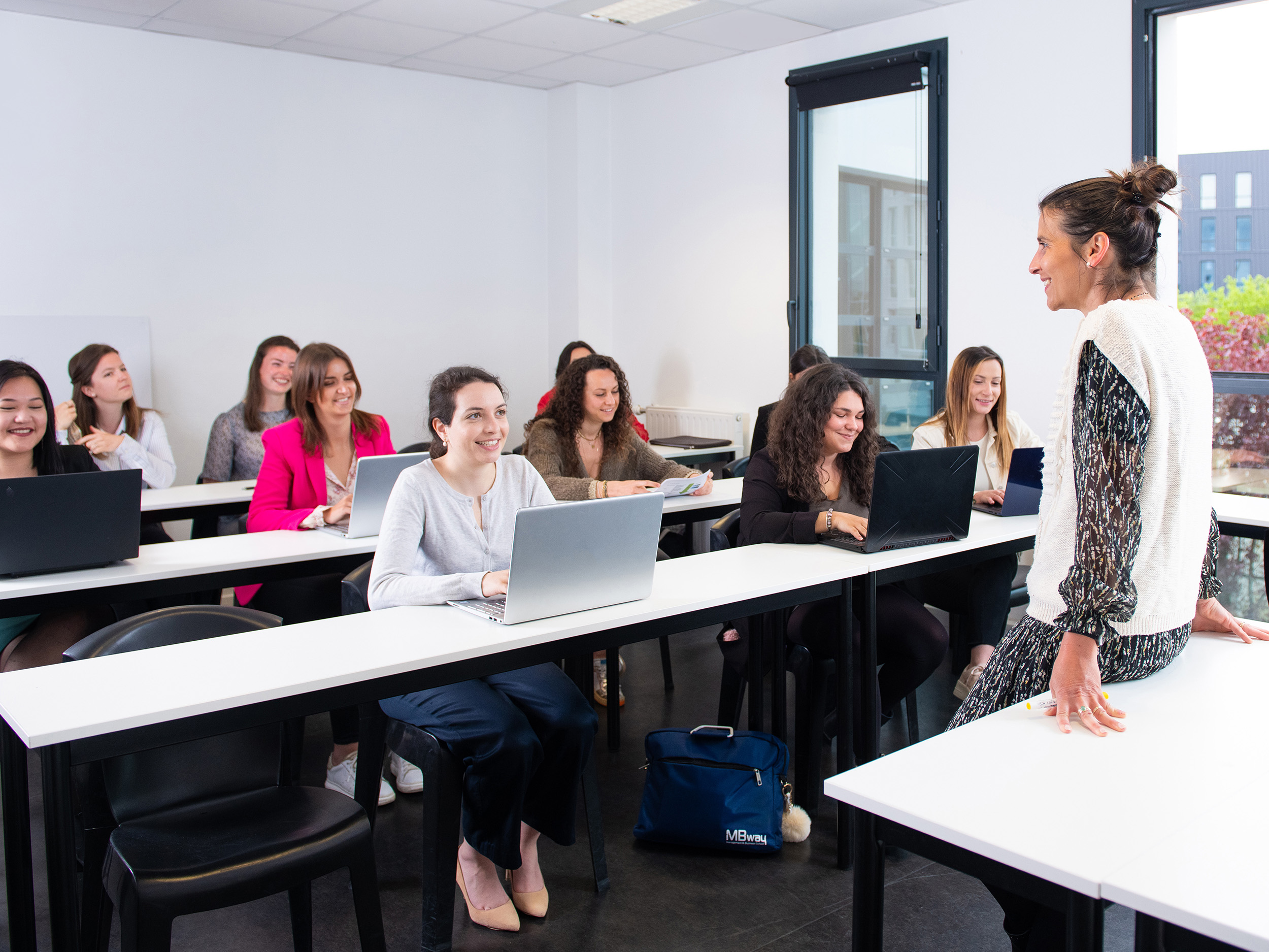 salle cours professeur photo école commerce nantes