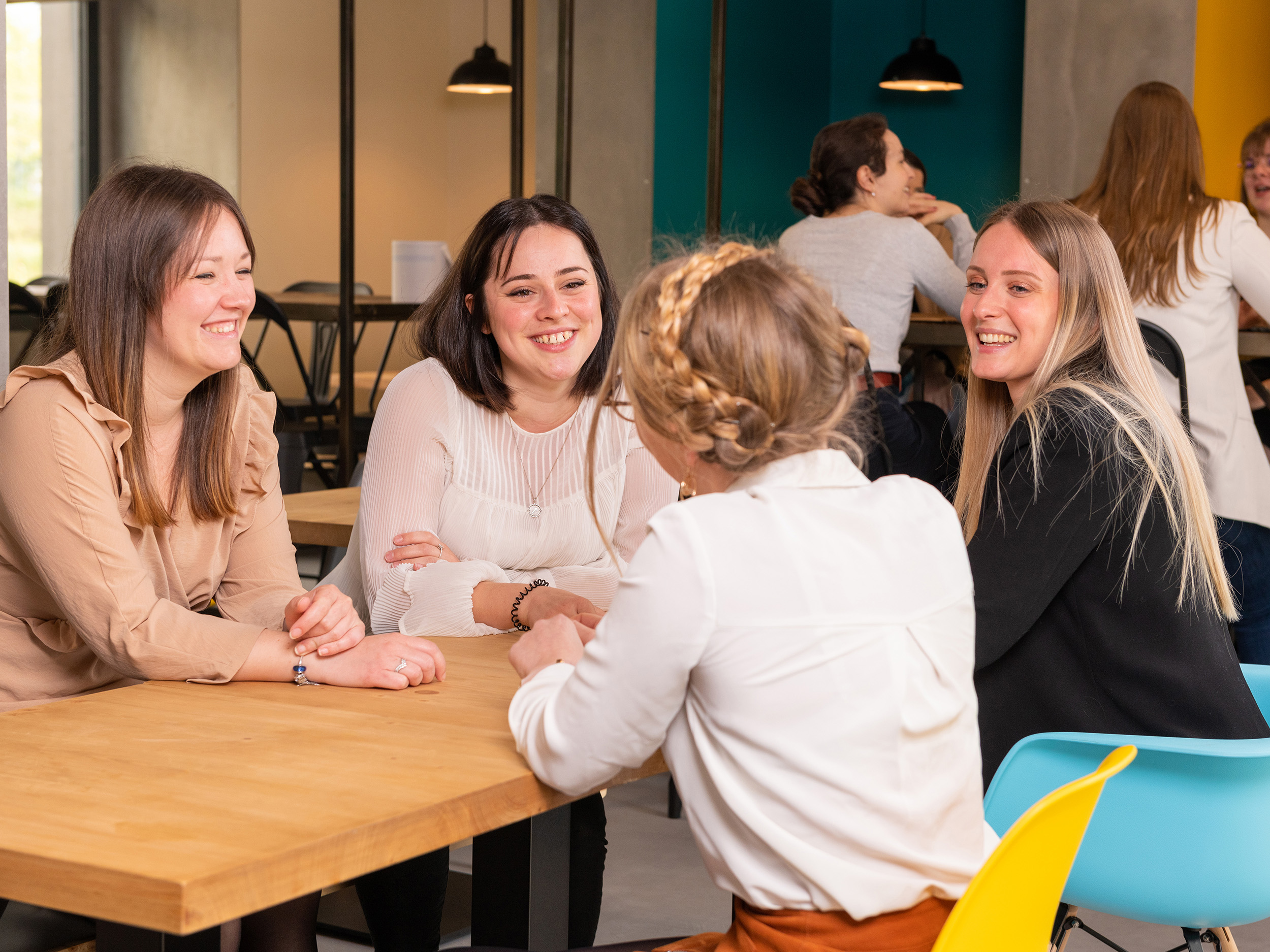 femmes discussion sourires photo école commerce nantes