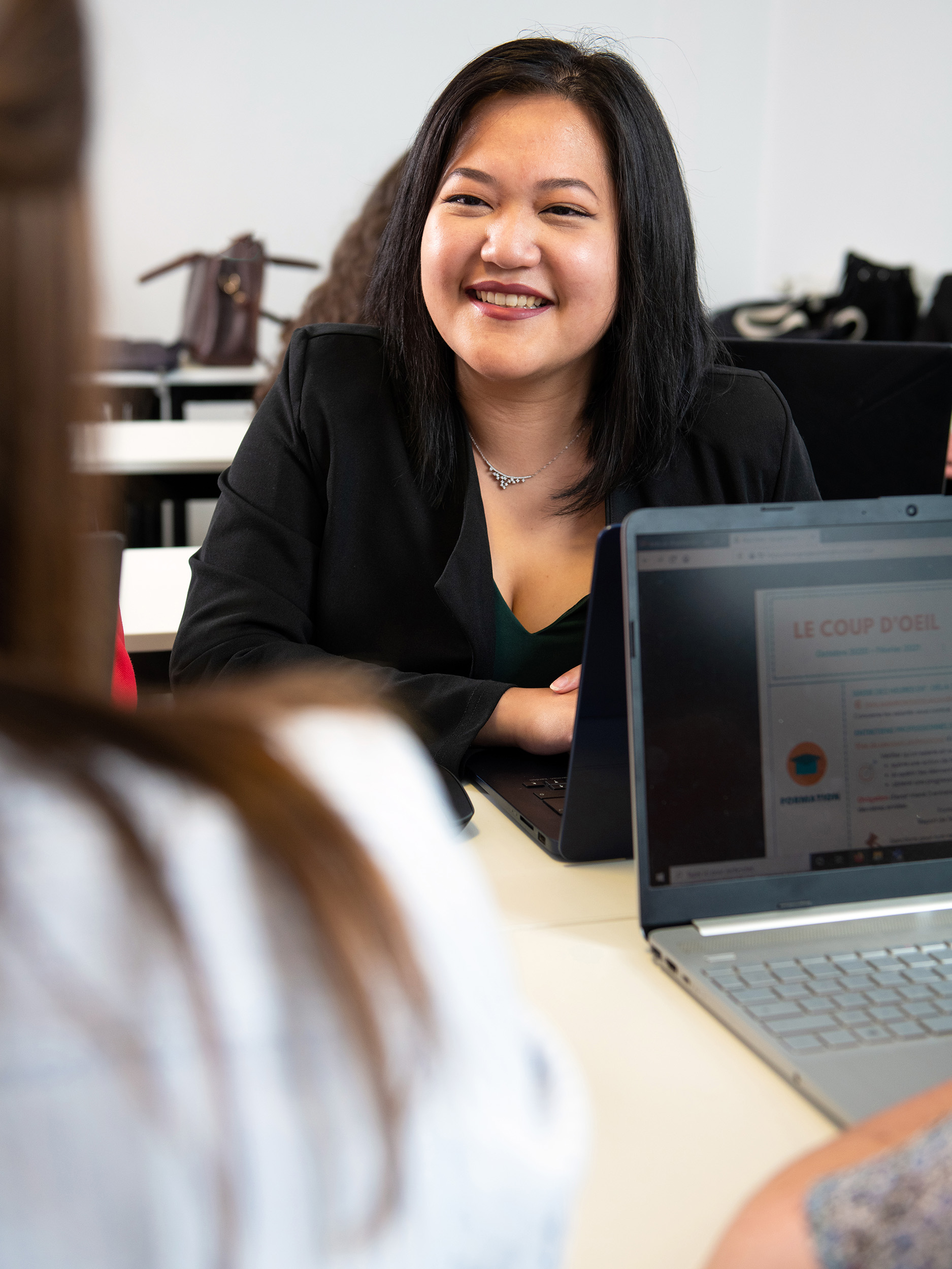 femme asiatique labtop photo communication ecole commerce nantes MBWAY