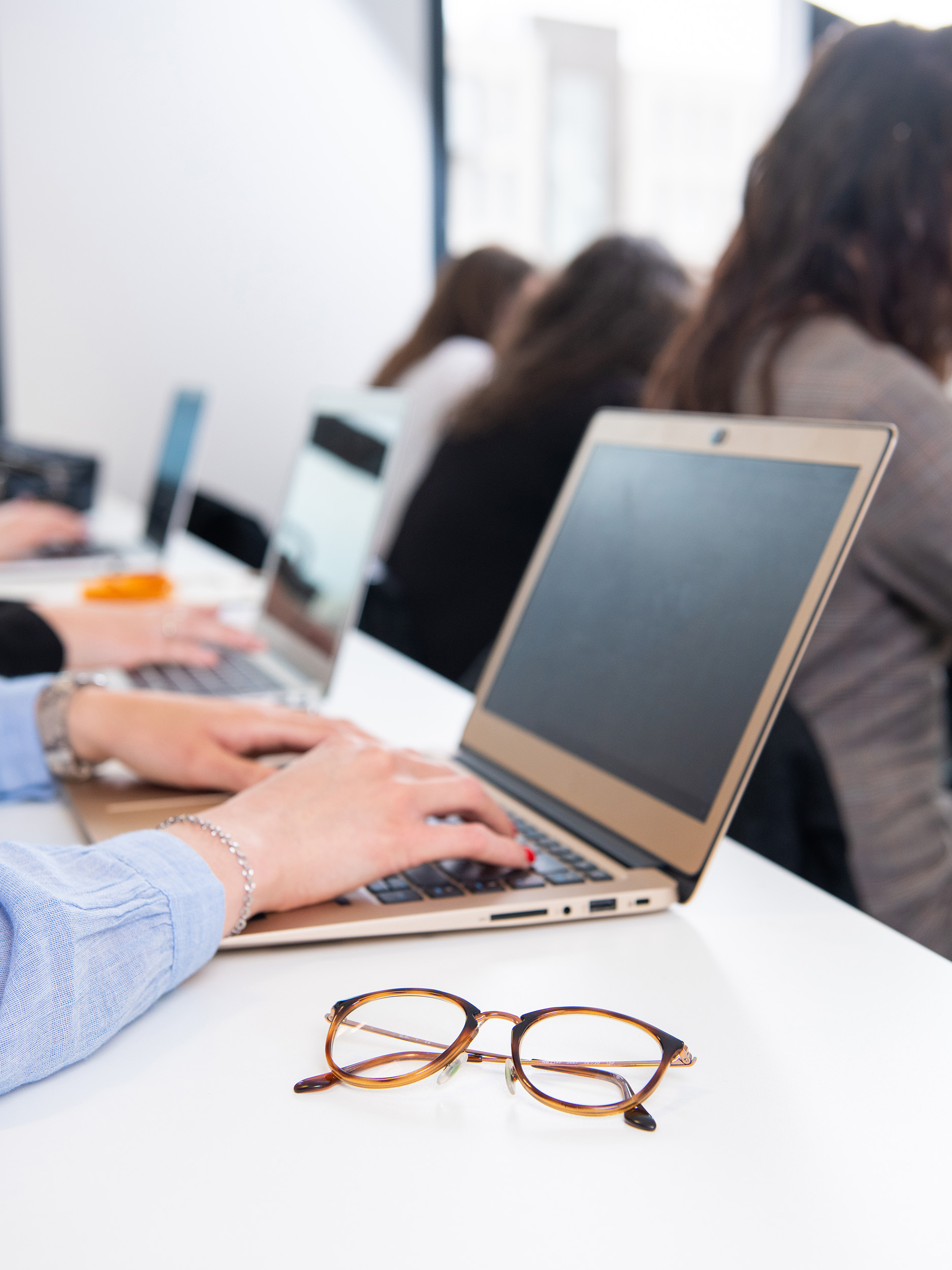 labtop lunette salle cours photo communication ecole commerce nantes MBWAY