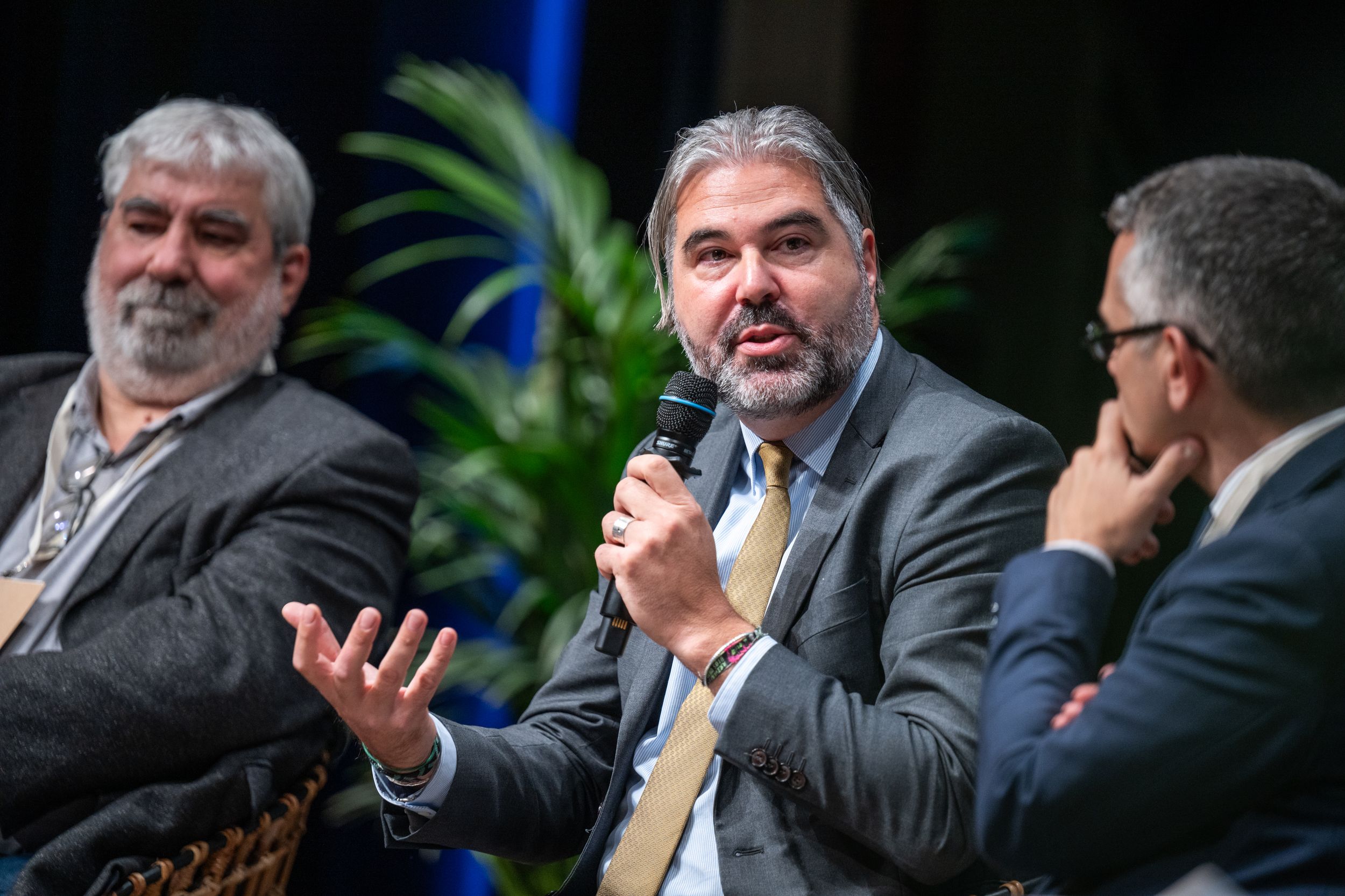 homme table ronde