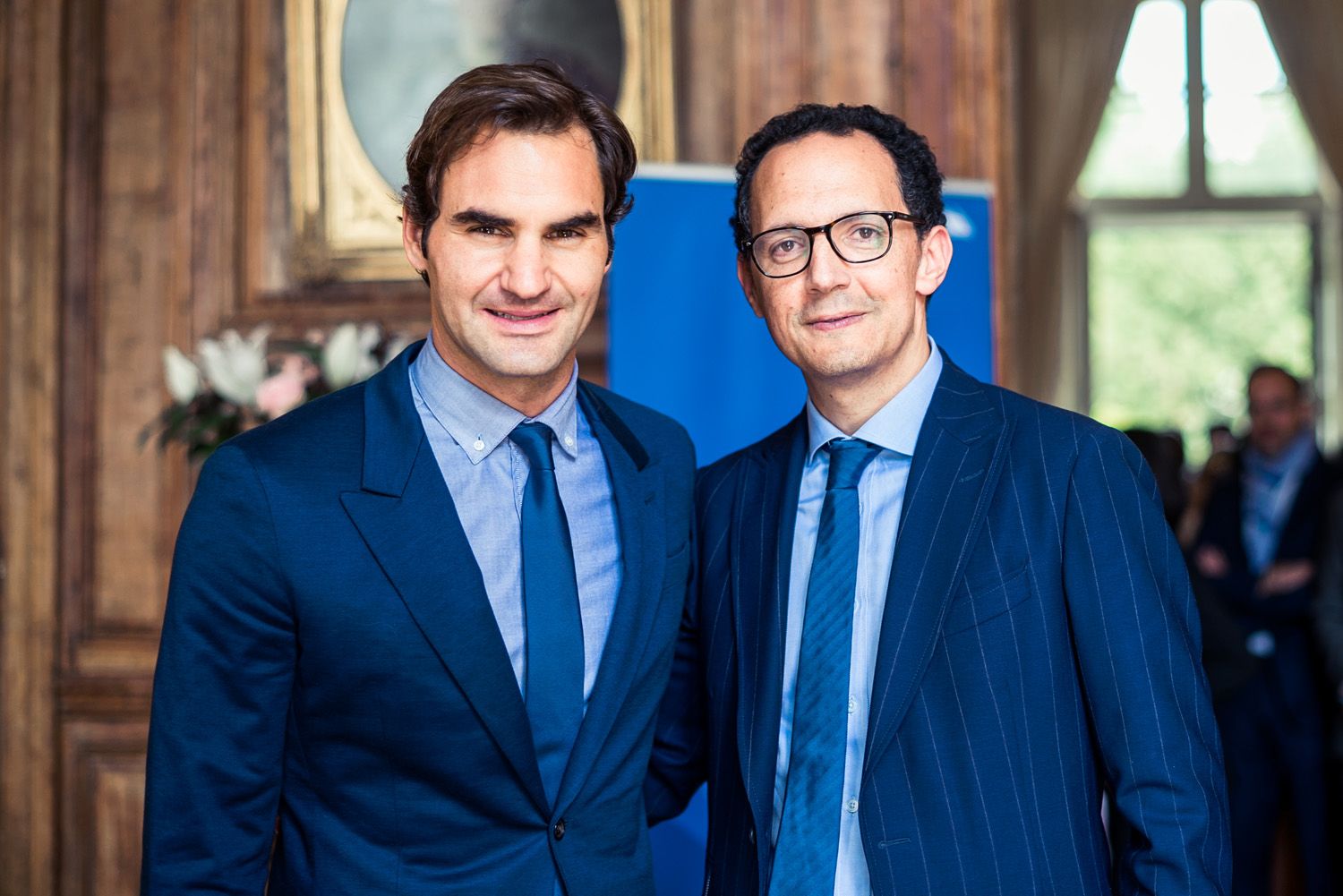 reportage photo credit suisse Roger Federer avec client